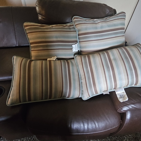 HAMPTON BAY Bay 4 pieces Throw Pillows Set, chocolate brown & Floral Pattern - Picture 5 of 5